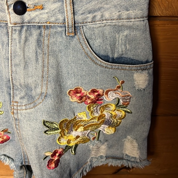 Carole Christian Women’s Embroidered Denim Jean Shorts Med distressed Mid- rise - Picture 7 of 10
